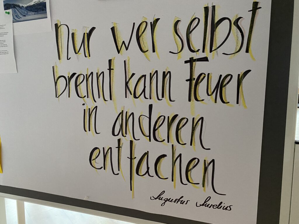 Handgeschriebener Impuls auf einer Wandtafel.