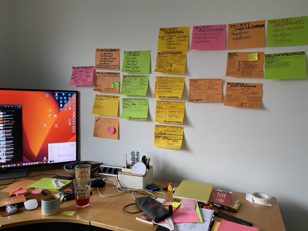 Haftnotizen als sichtbare Arbeits- und Entscheidungsstruktur.
