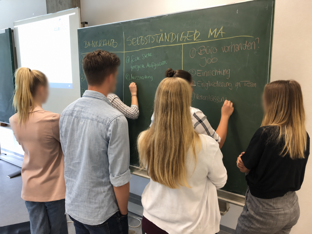 Teilnehmende arbeiten gemeinsam an einer Tafel; Gesichter anonymisiert.